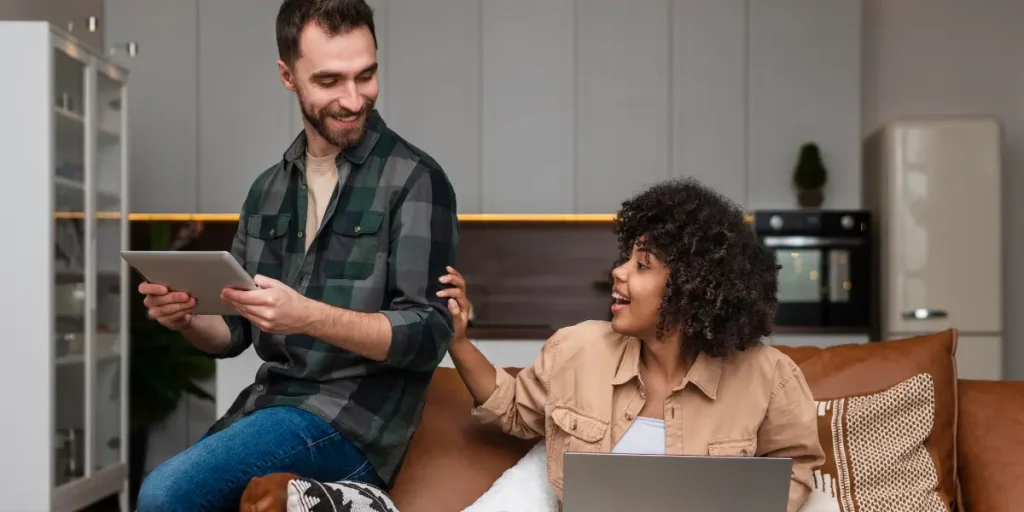 Homem e mulher usando o computador 