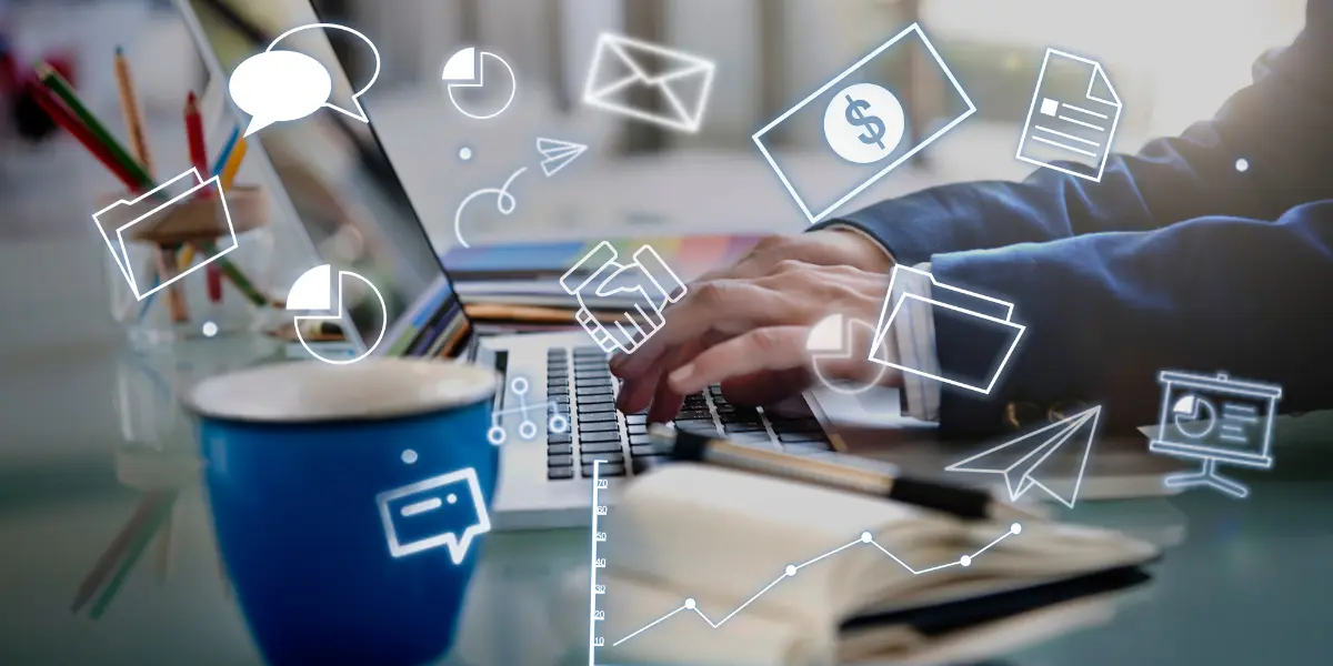 Na imagem, a foto de uma pessoa digitando e ícones na tela representando mensagens, tecnologia e conexões