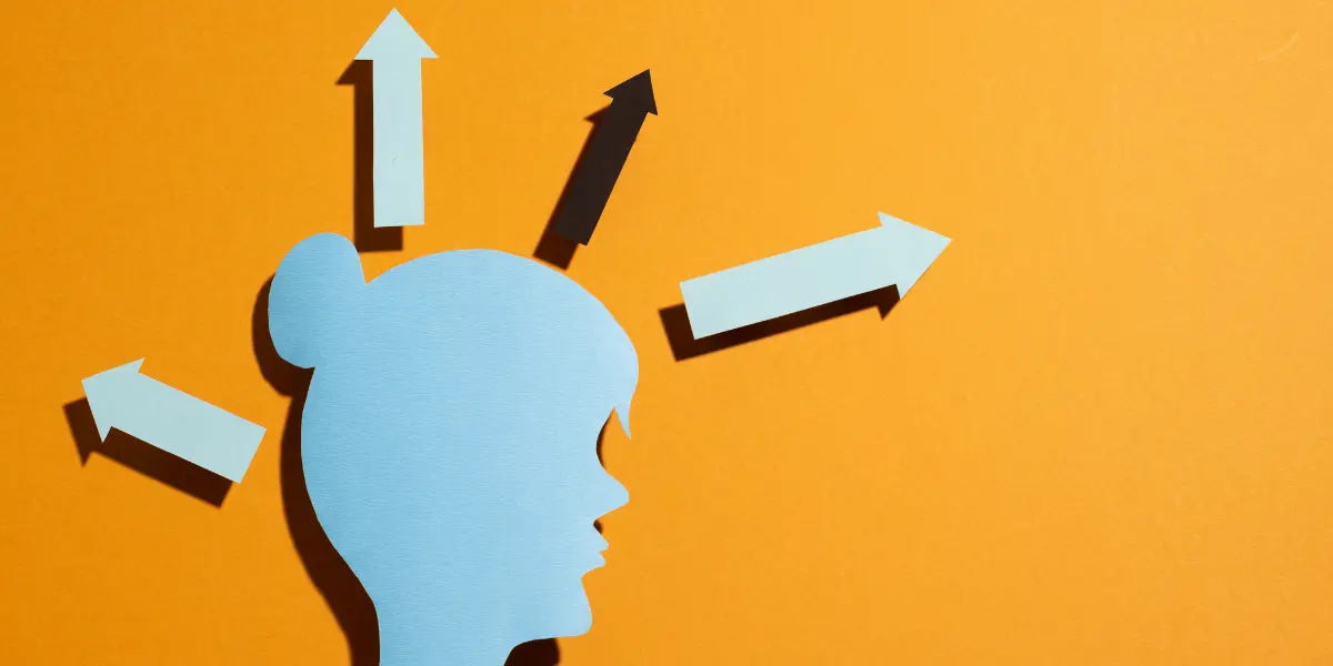 Gatilhos mentais para o mercado imobiliário: ilustração de uma cabeça feminina, posicionada de lado, saindo setas apontadas para cima.